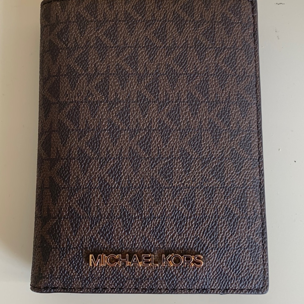 MICHAEL KORS PASSPORT HOLDER NWT